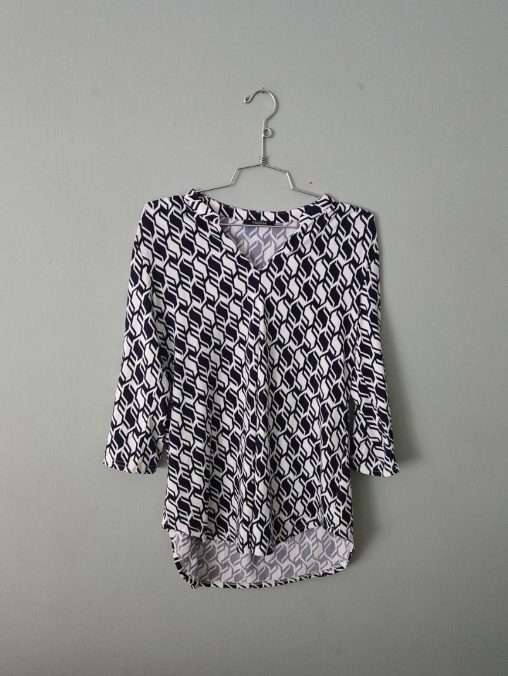 Valolia Geometric 3/4 Sleeve Abstract Print Black & White Blouse Tunic Top, sz M - Picture 2 of 5